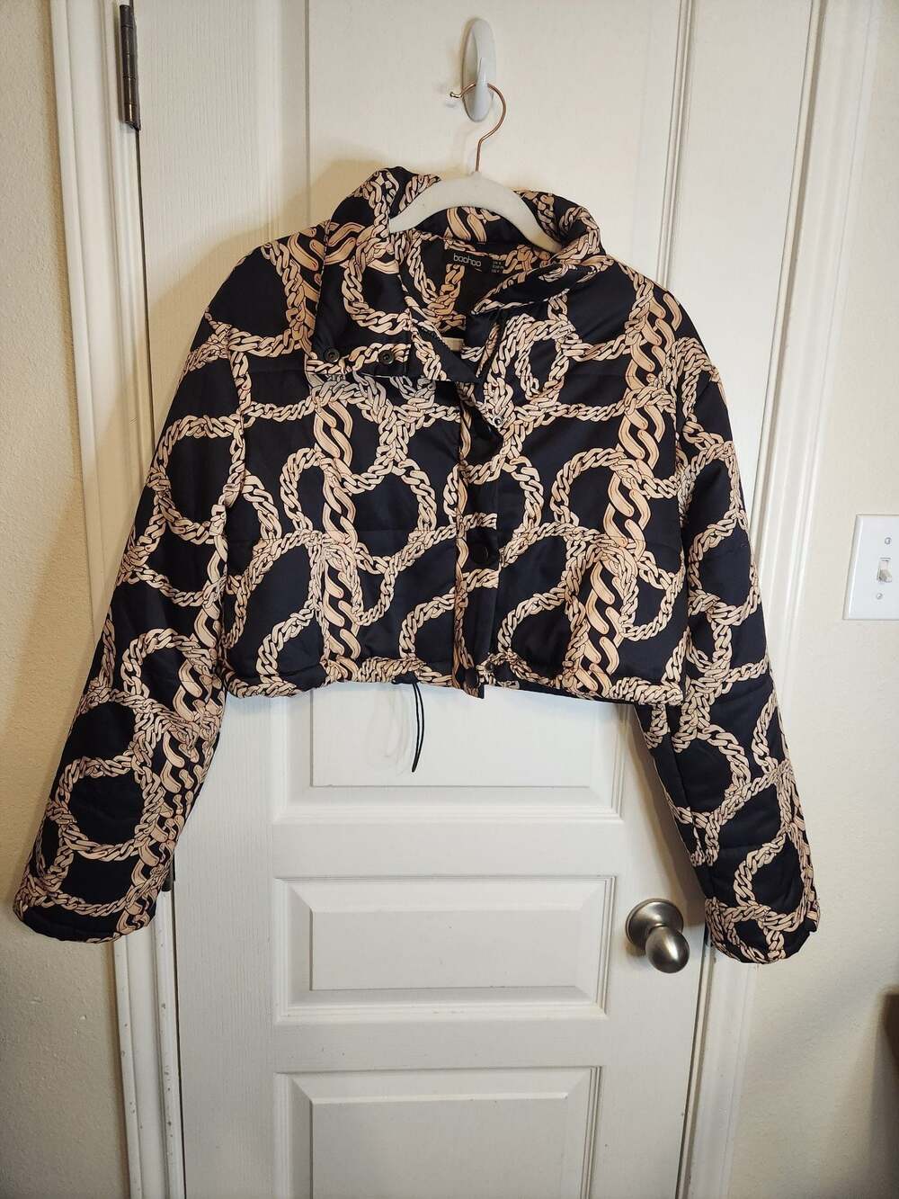 Boohoo Women's Chain Print Cropped Puffer Jacket